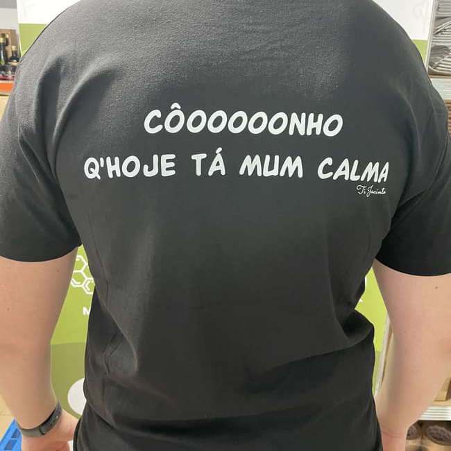 T-Shirt Ti Jacinto - "CÔOOOOONHO Q'HOJE TÁ MUM CALMA" – Acessórios e Outros do Alentejo